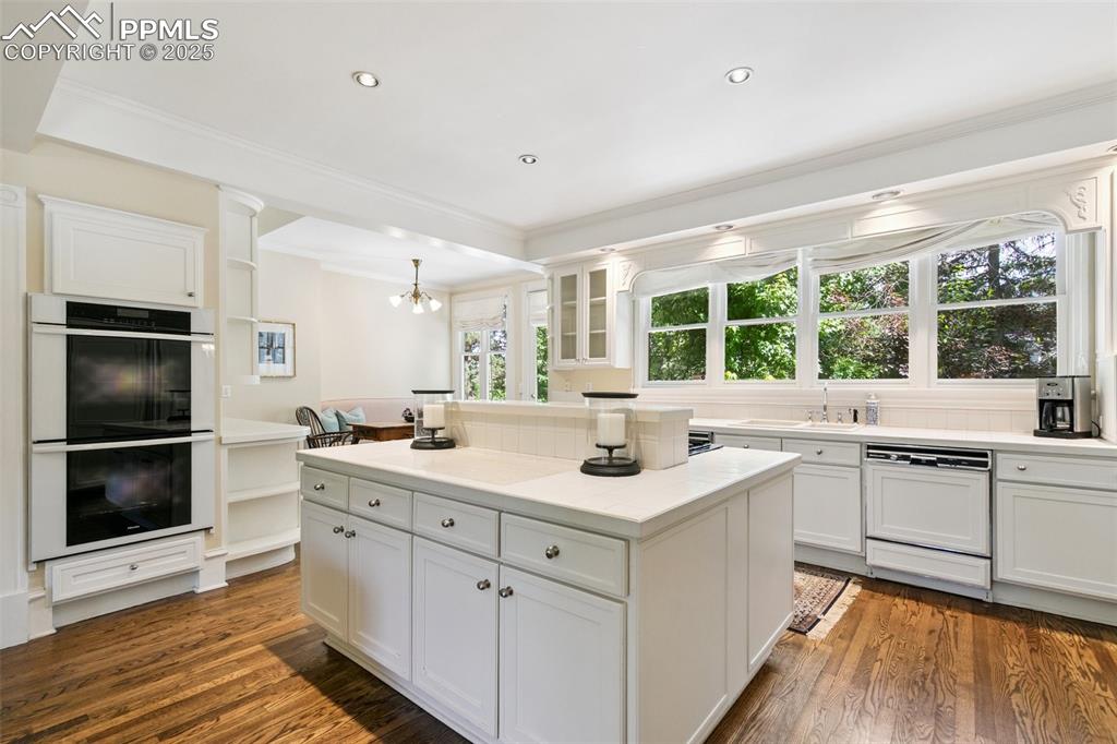 Image 15 of 47: Kitchen