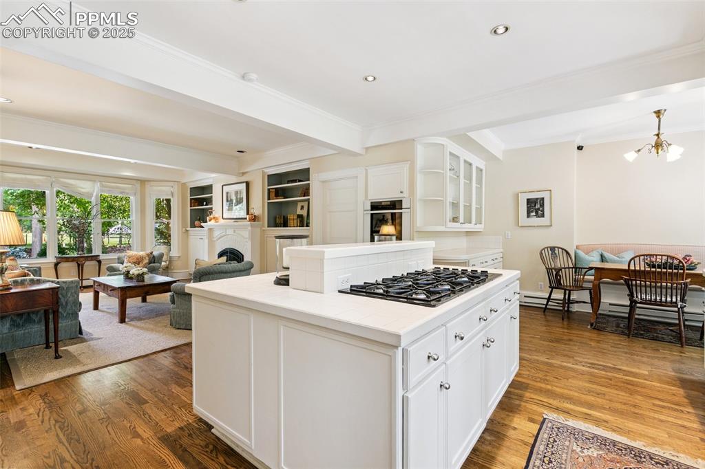 Image 16 of 47: Kitchen