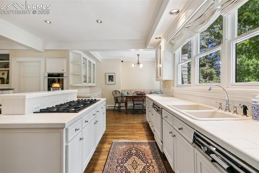 Image 17 of 47: Kitchen