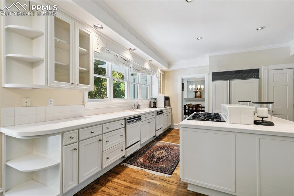 Image 19 of 47: Kitchen