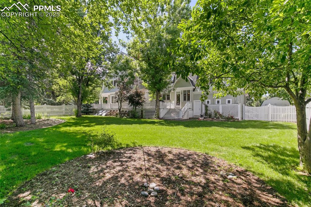 Image 45 of 47: Yard