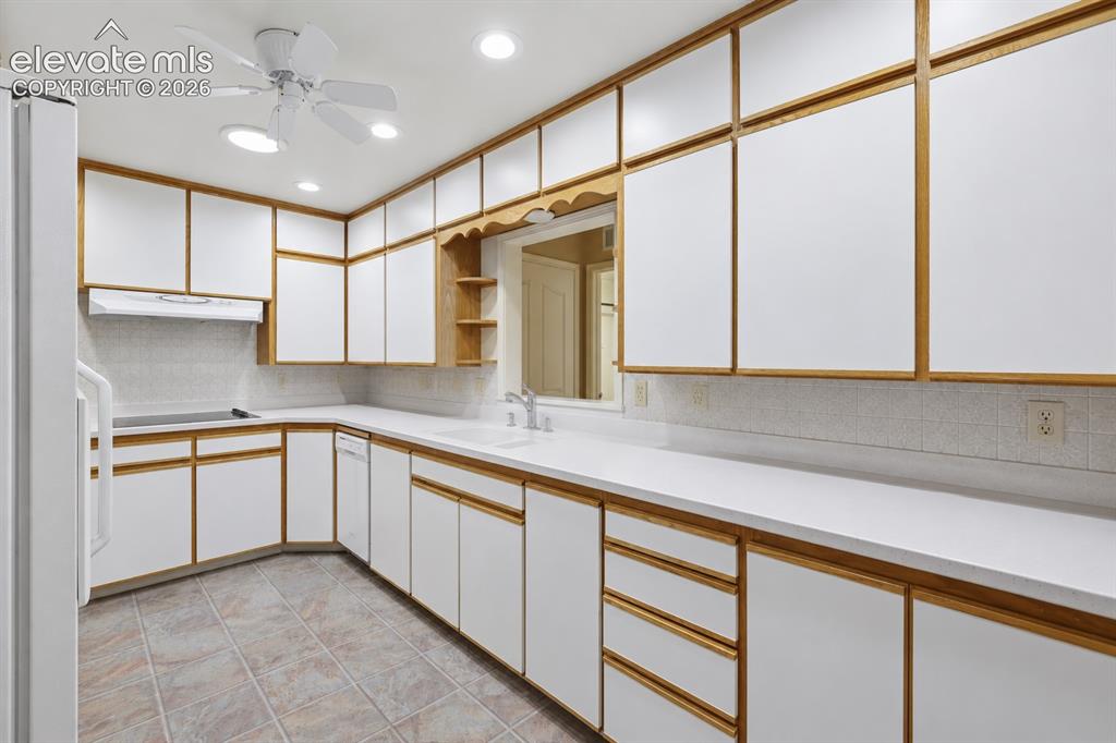 Image 13 of 29: Kitchen
