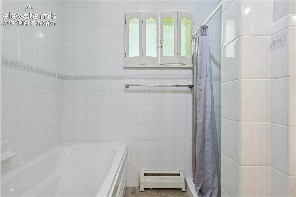 Image 18 of 29: Bathroom