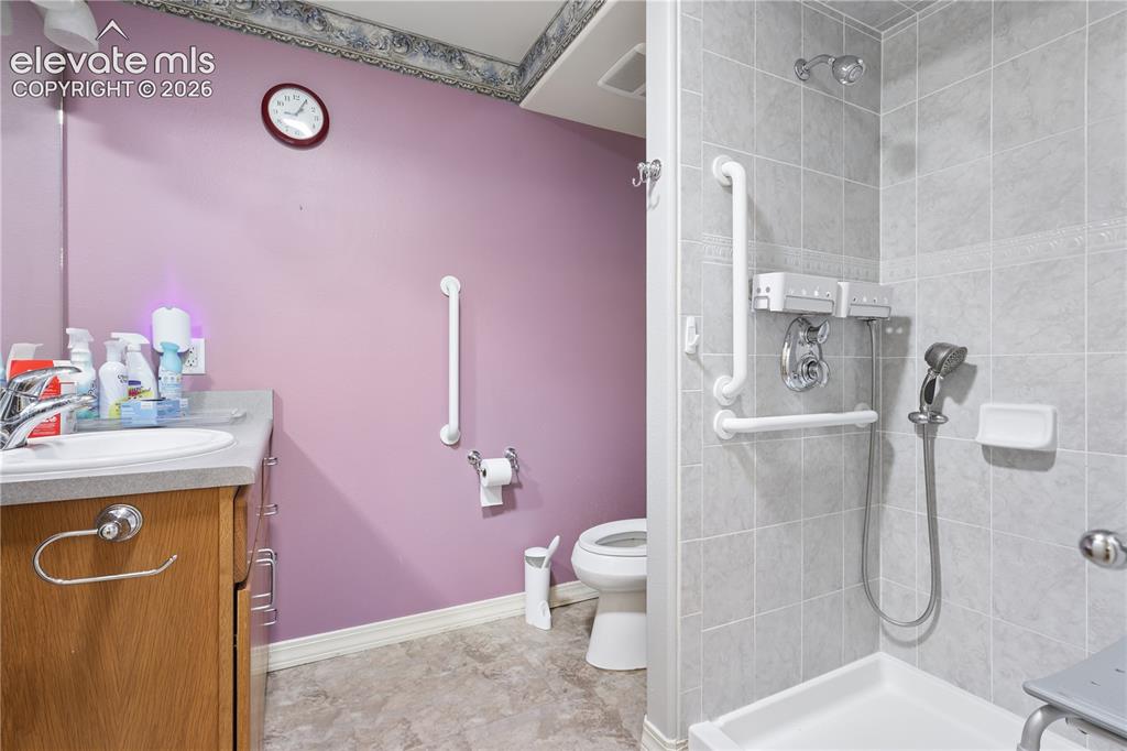 Image 22 of 29: Bathroom