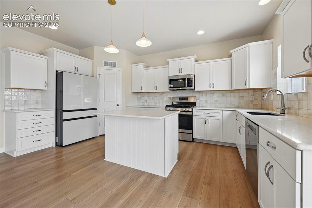 Image 10 of 50: Kitchen