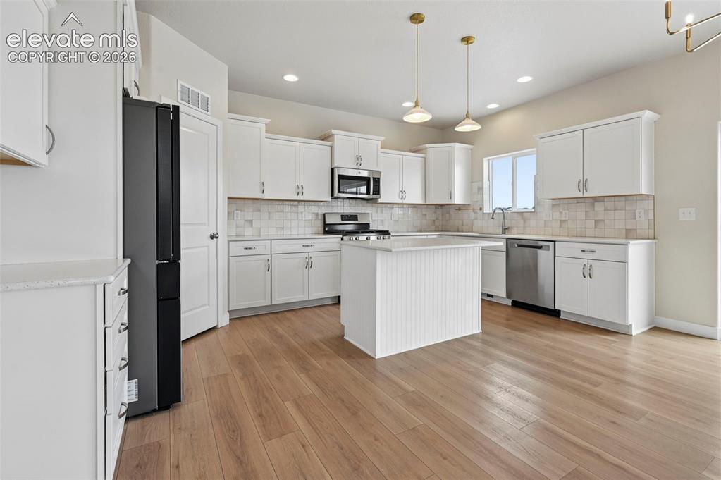 Image 11 of 50: Kitchen
