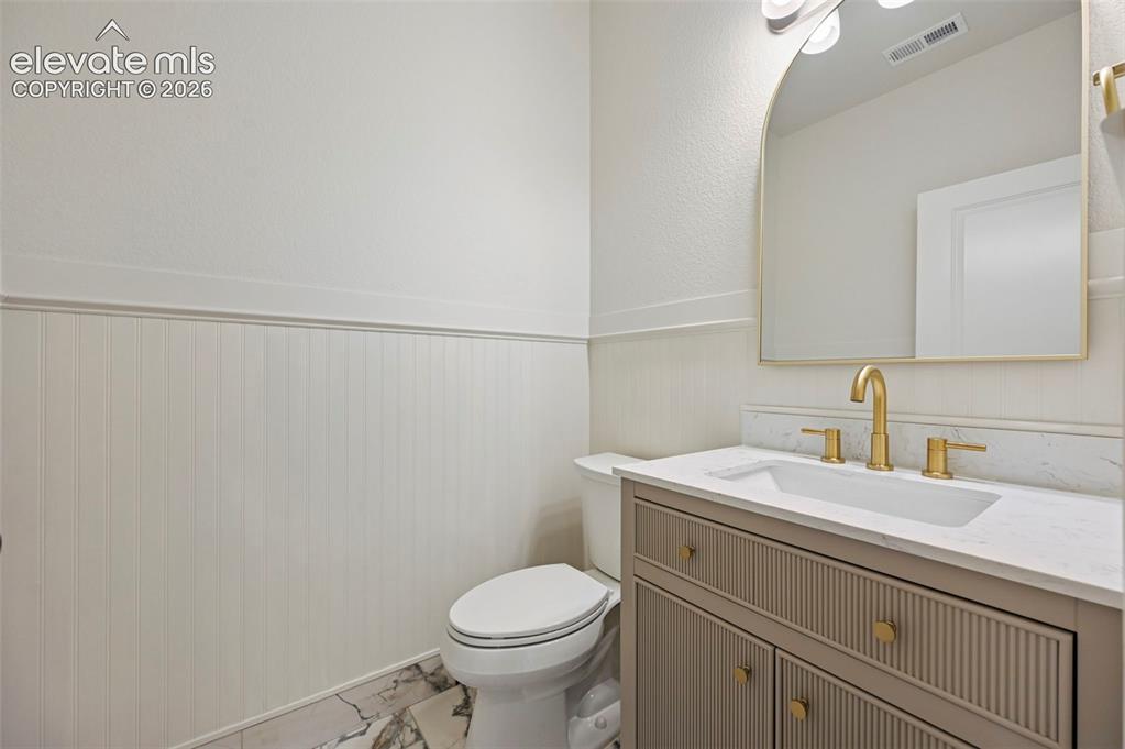 Image 17 of 50: Bathroom