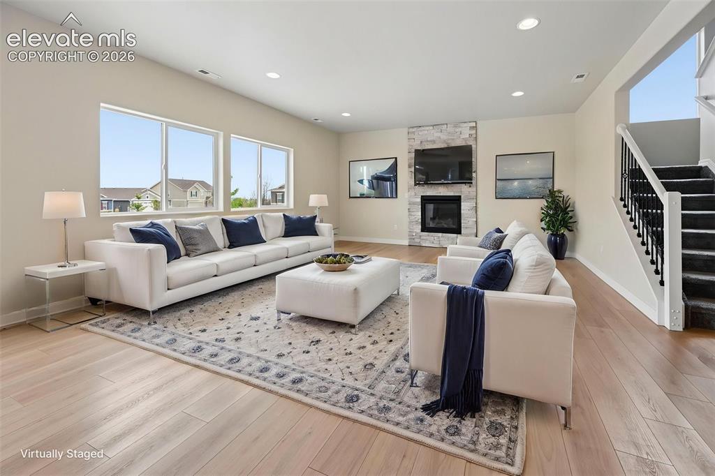 Image 8 of 50: Living Room