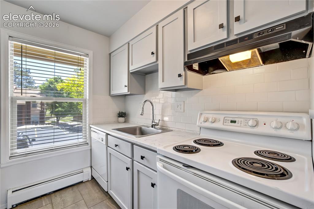 Image 14 of 35: Kitchen
