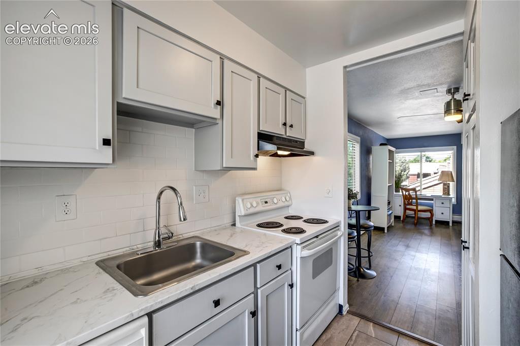 Image 15 of 35: Kitchen