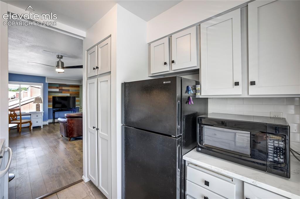 Image 16 of 35: Kitchen