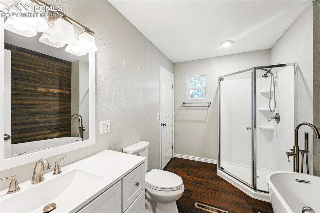 Image 16 of 40: Bathroom