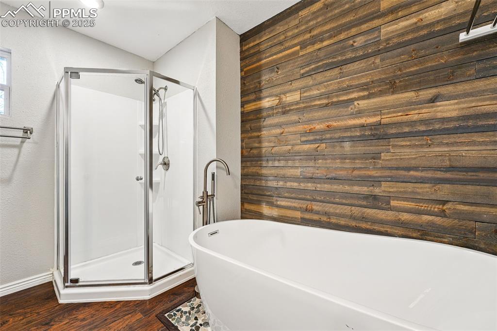 Image 17 of 40: Bathroom