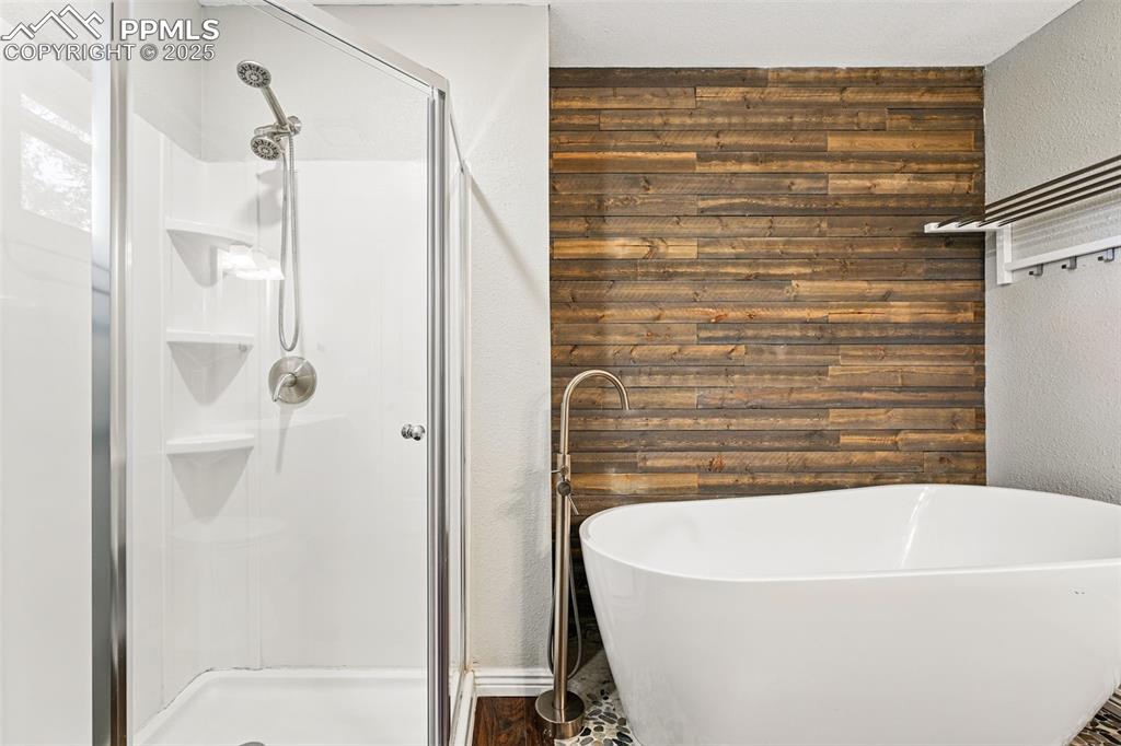 Image 18 of 40: Bathroom