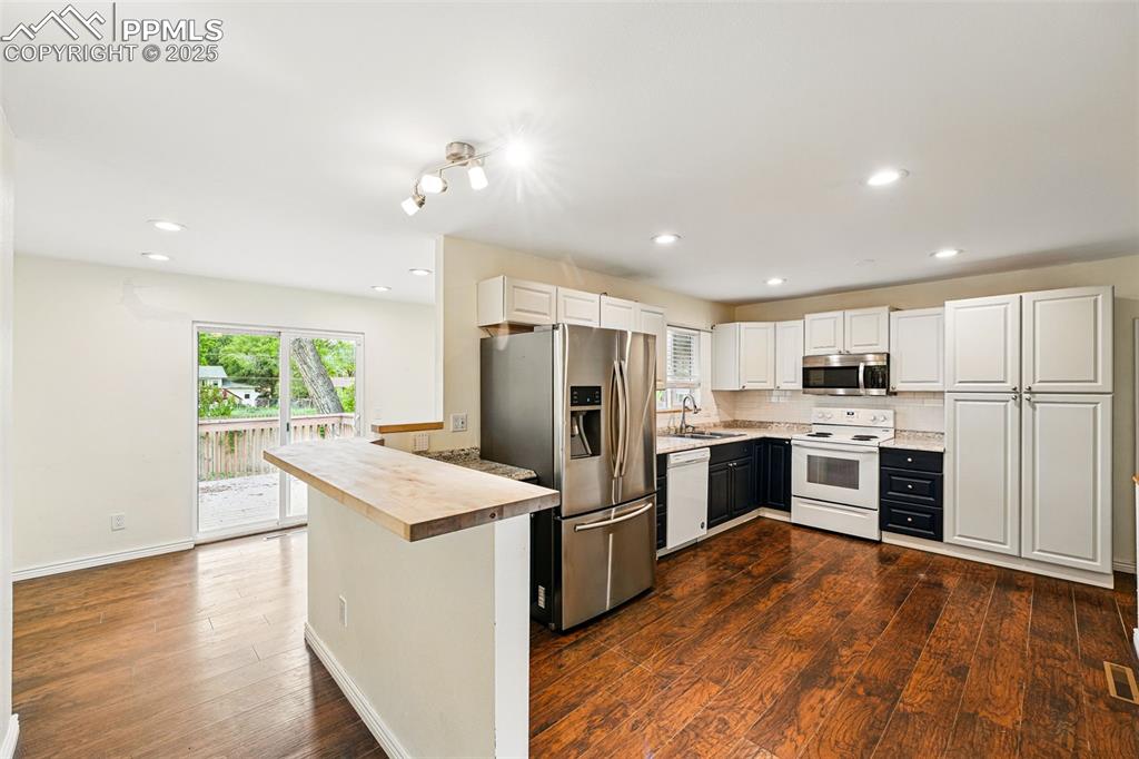 Image 2 of 40: Kitchen