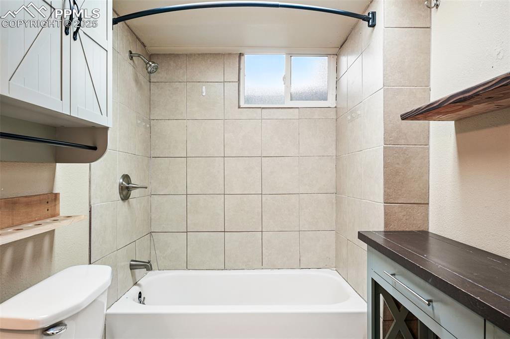 Image 32 of 40: Bathroom