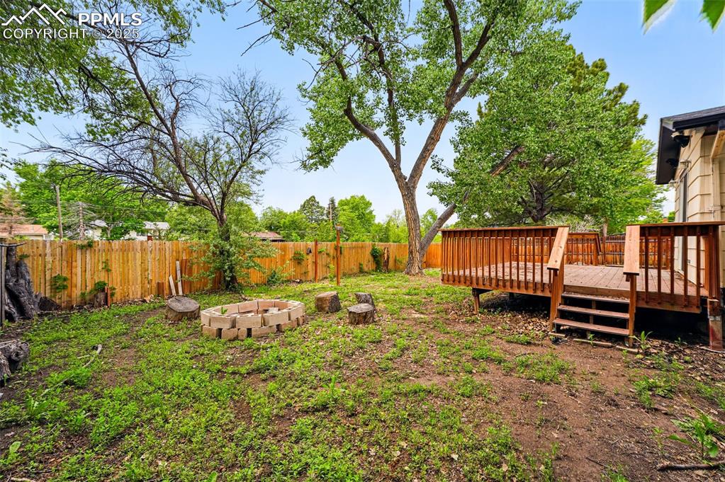 Image 35 of 40: Yard