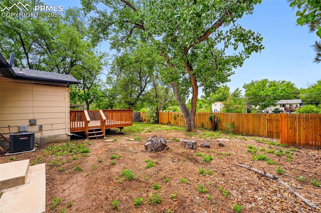 Image 39 of 40: Yard