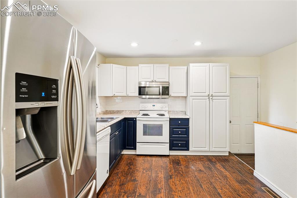 Image 4 of 40: Kitchen