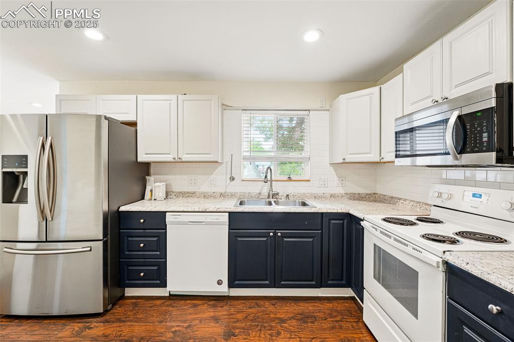 Image 5 of 40: Kitchen