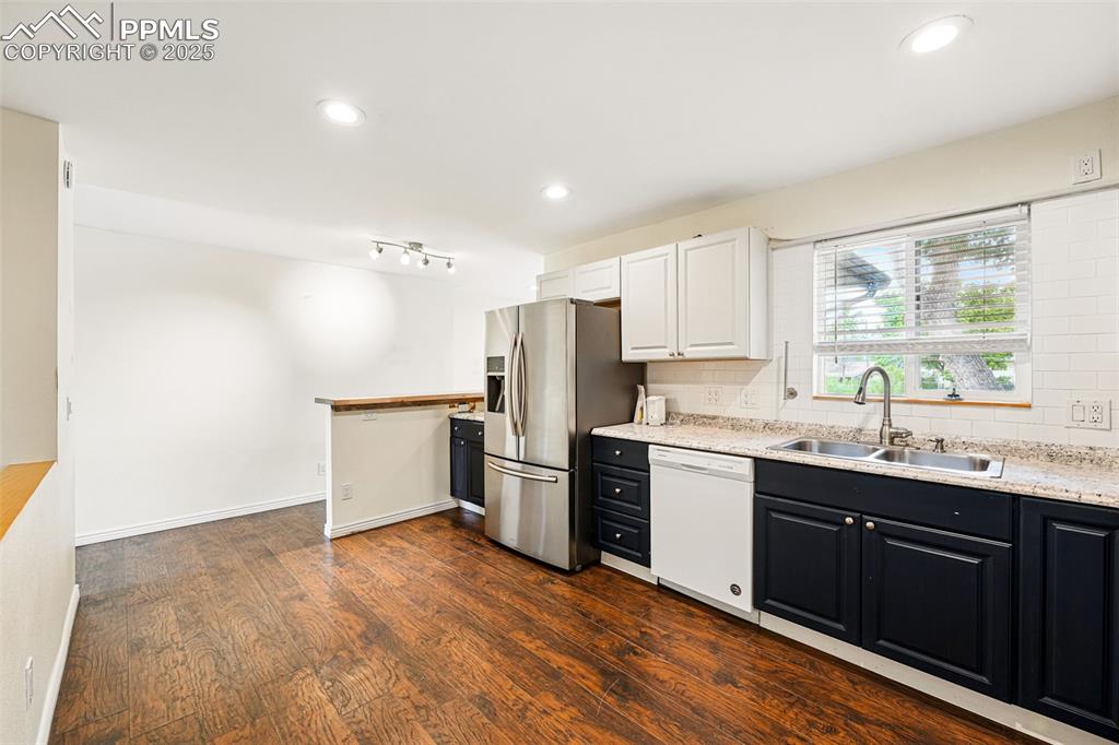 Image 6 of 40: Kitchen