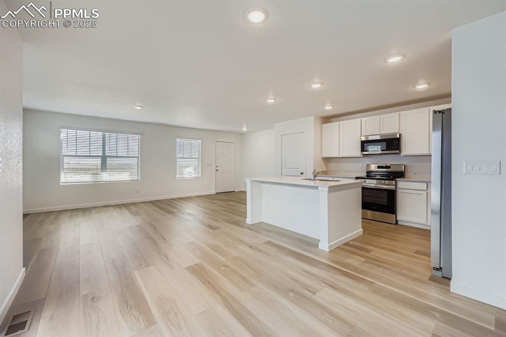 Image 5 of 12: Kitchen