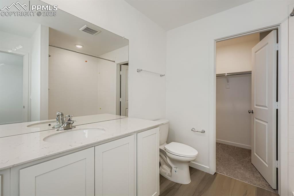 Image 6 of 12: Bathroom