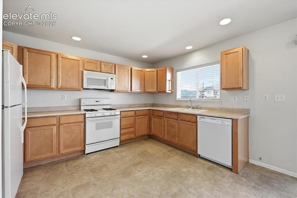 Image 9 of 37: Kitchen