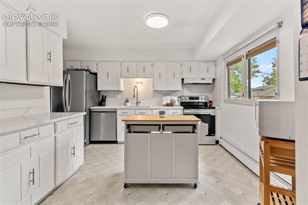Image 16 of 49: Kitchen