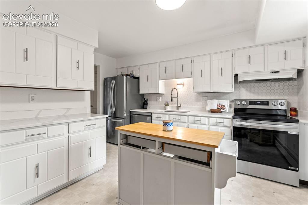 Image 17 of 49: Kitchen