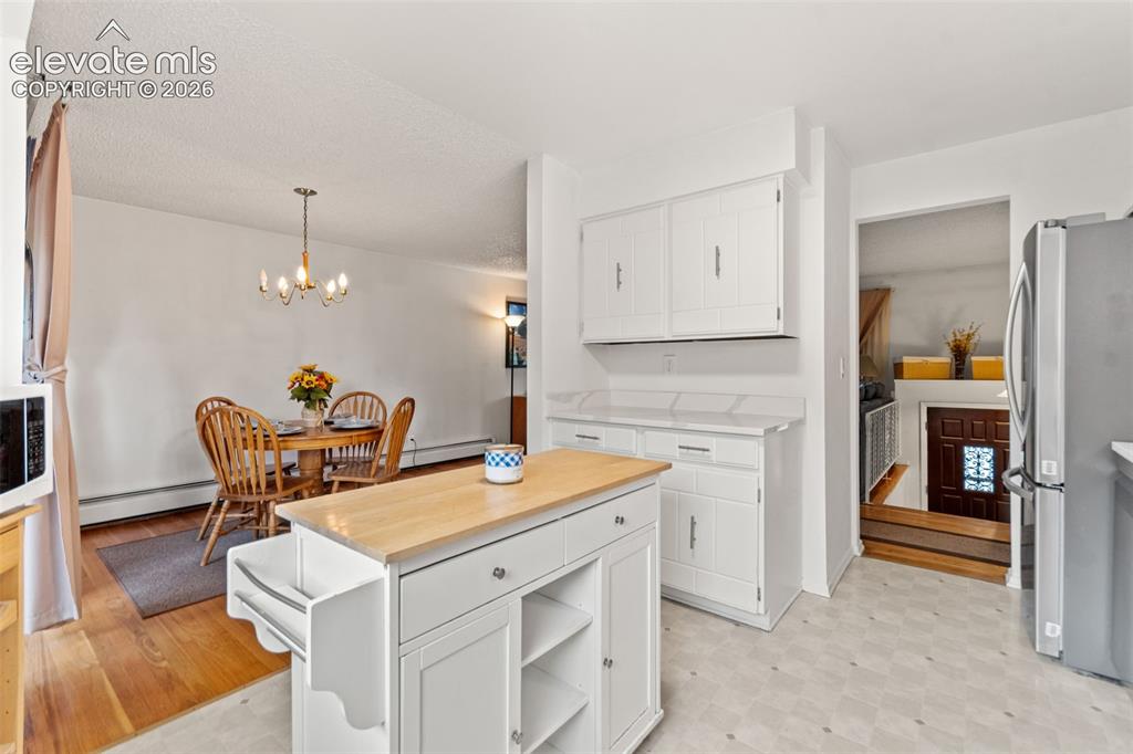 Image 19 of 49: Kitchen