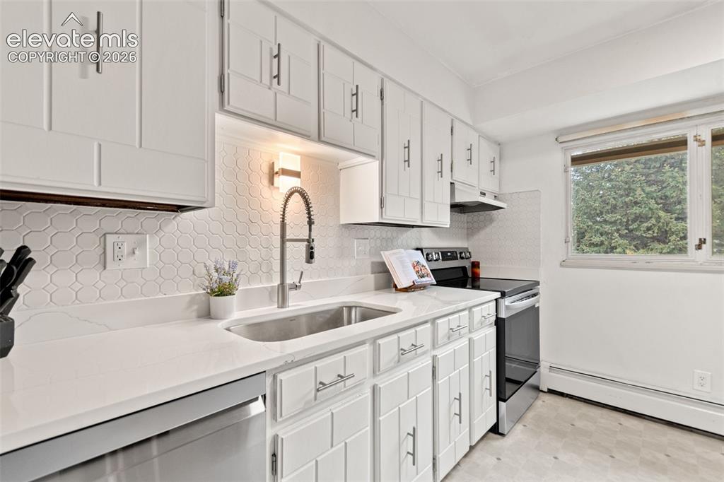 Image 21 of 49: Kitchen