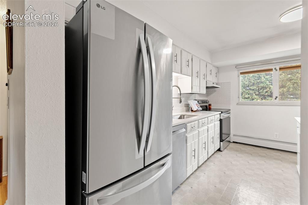 Image 22 of 49: Kitchen