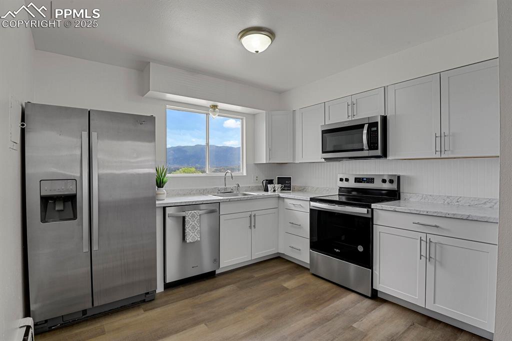 Image 11 of 32: Kitchen