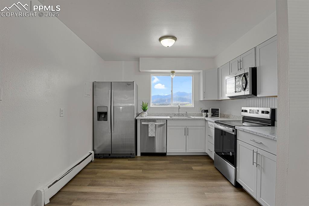 Image 12 of 32: Kitchen