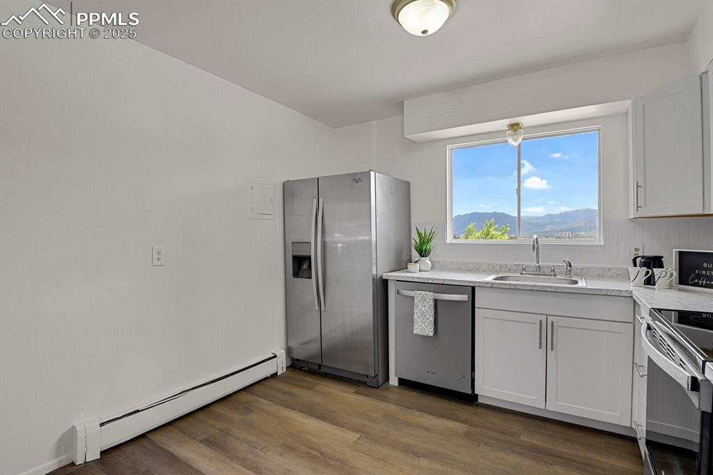Image 13 of 32: Kitchen