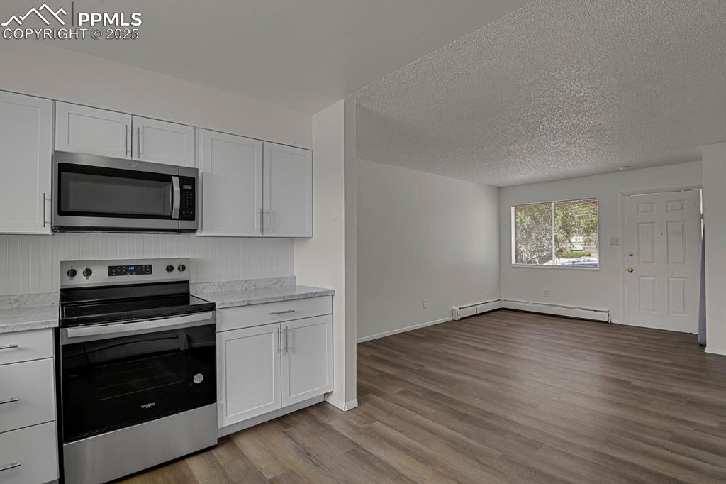 Image 15 of 32: Kitchen