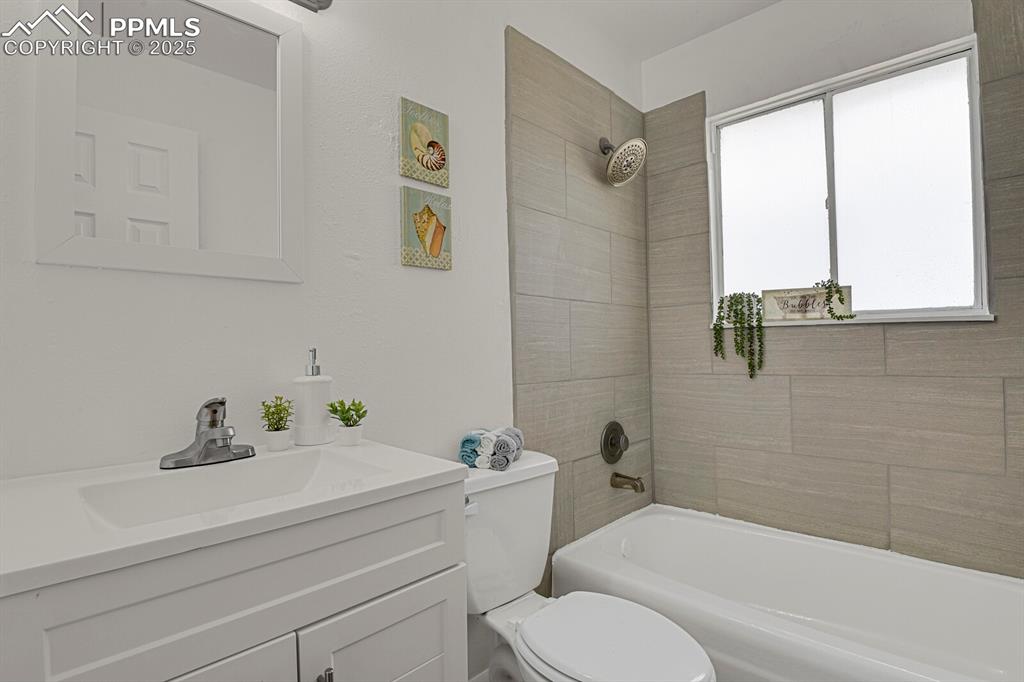 Image 7 of 32: Bathroom
