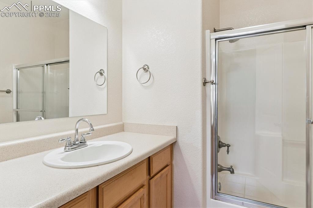 Image 13 of 25: Bathroom