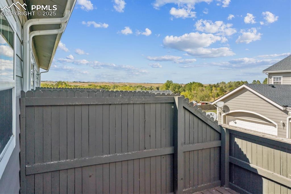 Image 14 of 25: Deck