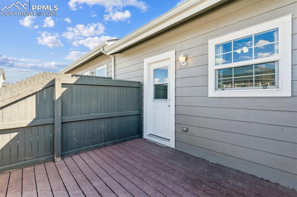 Image 15 of 25: Deck