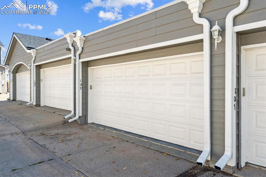 Image 21 of 25: Garage