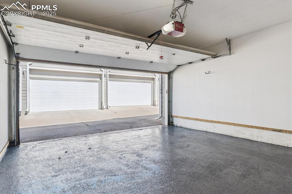 Image 23 of 25: Garage