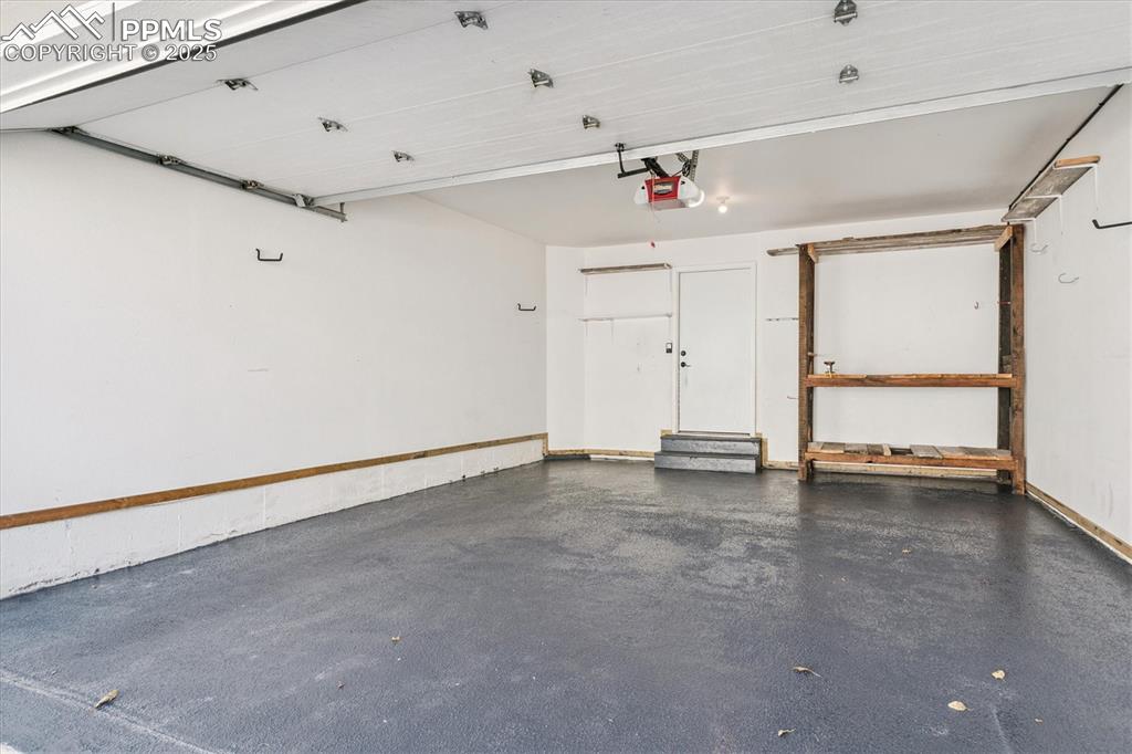 Image 24 of 25: Garage