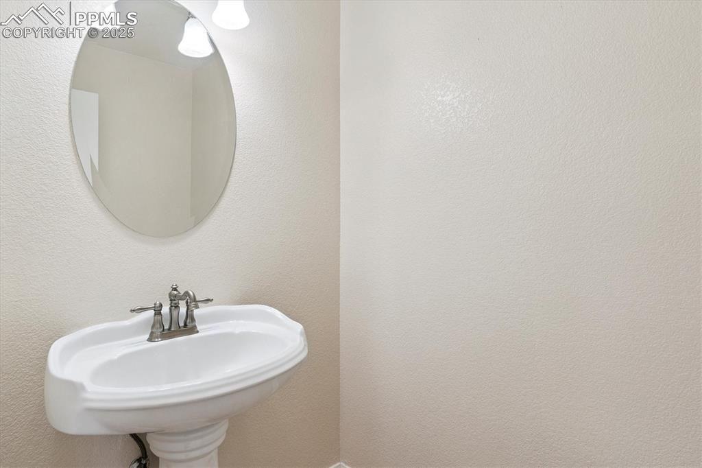 Image 8 of 25: Bathroom