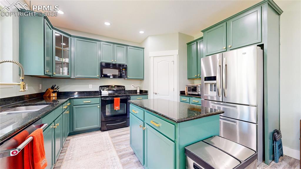 Image 13 of 48: Kitchen