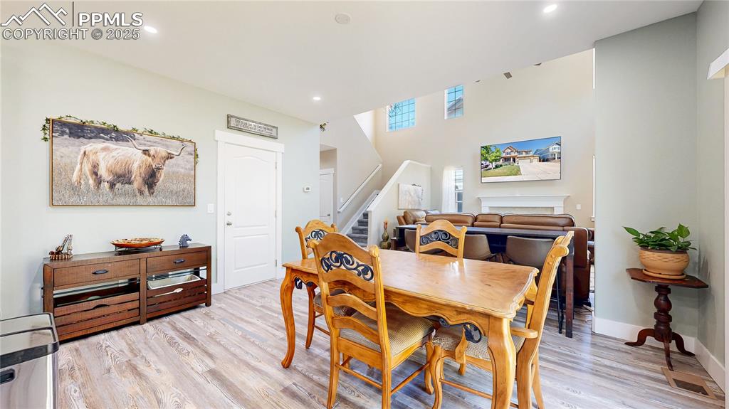 Image 17 of 48: Dining Area