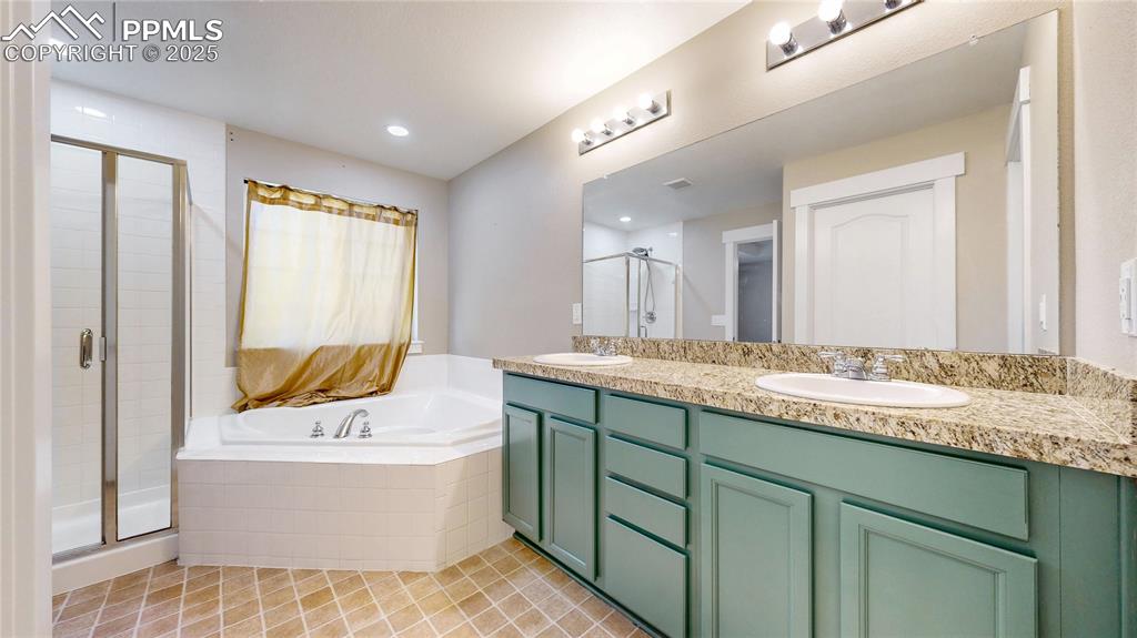 Image 20 of 48: Five-Piece Master Bathroom