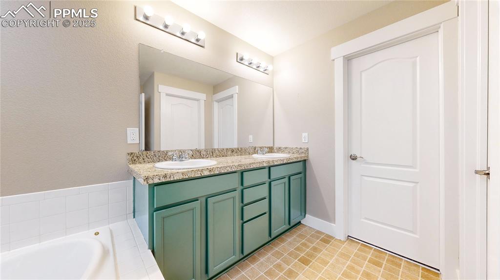 Image 21 of 48: Five-Piece Master Bathroom