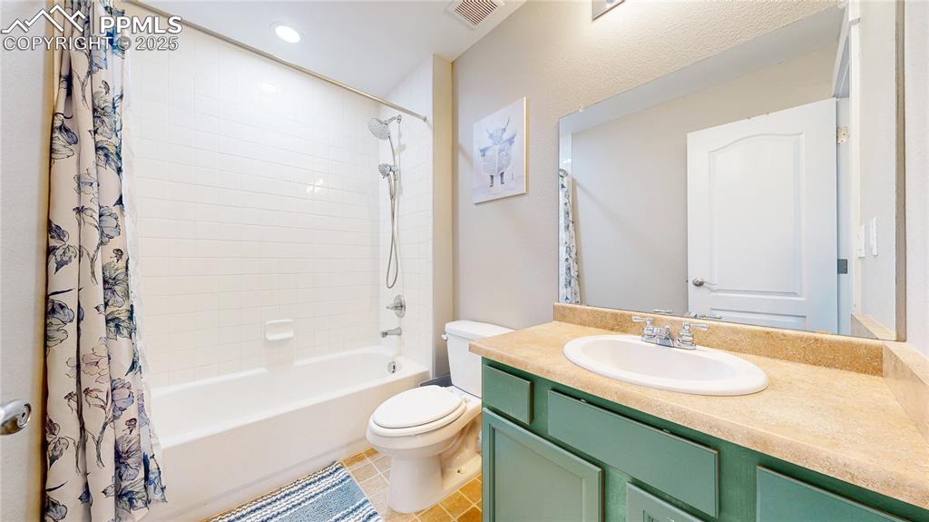 Image 26 of 48: Bathroom